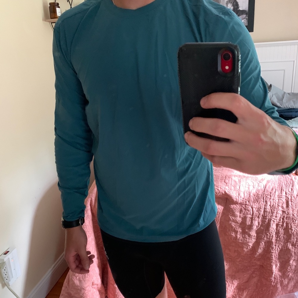 Men’s Lululemmon long sleeve t shirt.